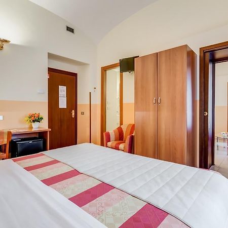 Domus Carmelitana Hotel Рим Екстериор снимка