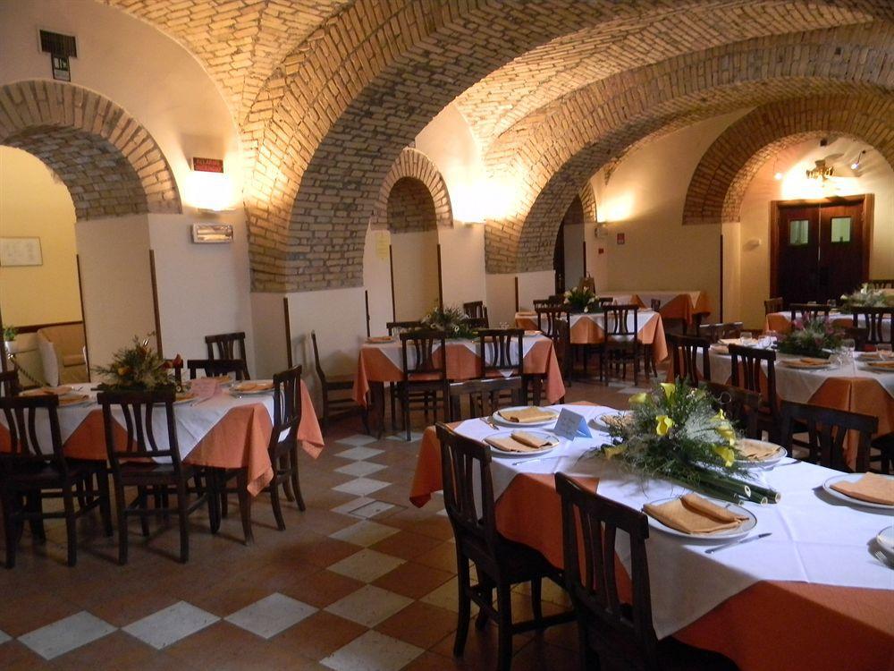 Domus Carmelitana Hotel Рим Екстериор снимка