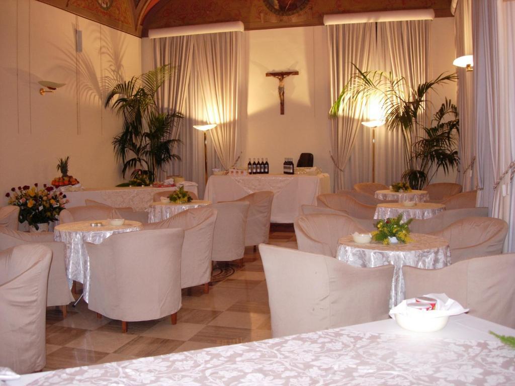 Domus Carmelitana Hotel Рим Екстериор снимка