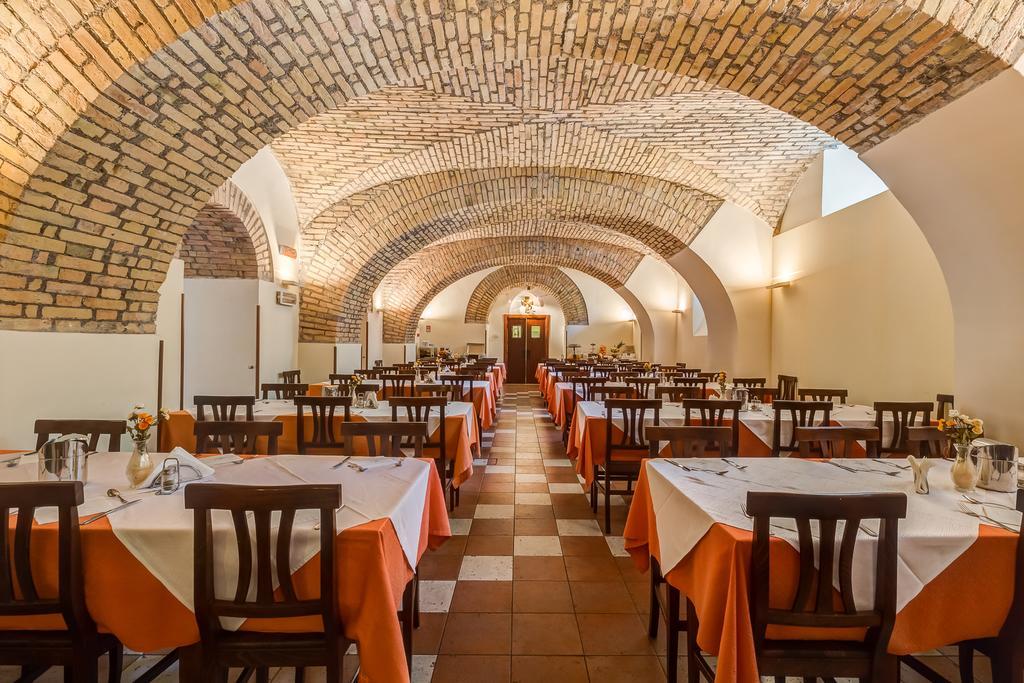 Domus Carmelitana Hotel Рим Екстериор снимка