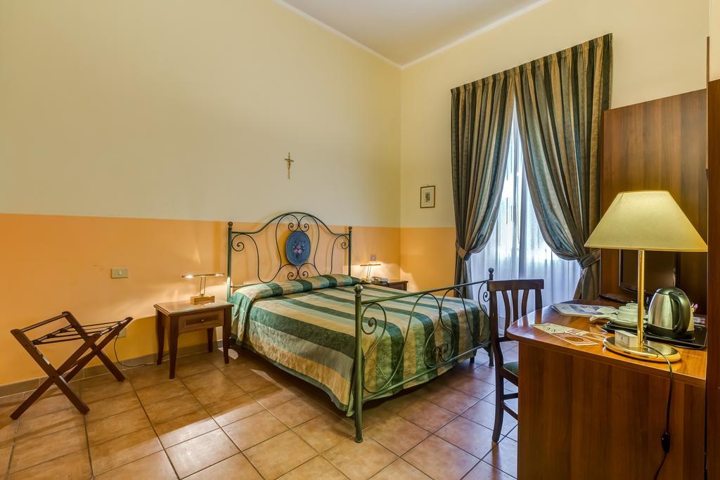 Domus Carmelitana Hotel Рим Екстериор снимка