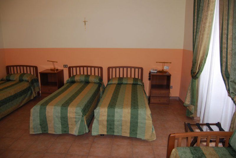 Domus Carmelitana Hotel Рим Екстериор снимка