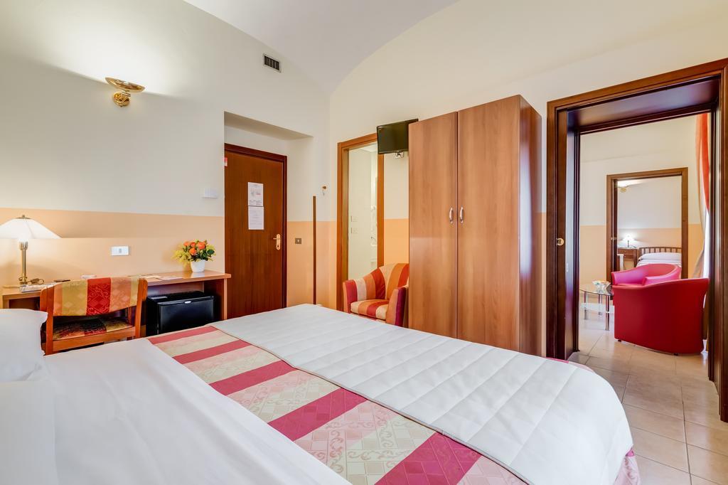 Domus Carmelitana Hotel Рим Екстериор снимка