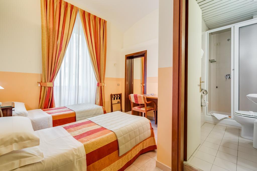 Domus Carmelitana Hotel Рим Екстериор снимка