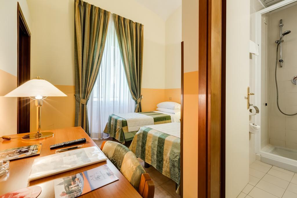 Domus Carmelitana Hotel Рим Екстериор снимка