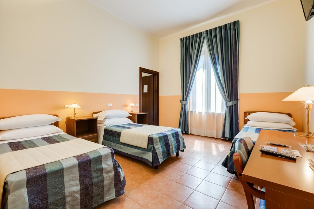 Domus Carmelitana Hotel Рим Екстериор снимка
