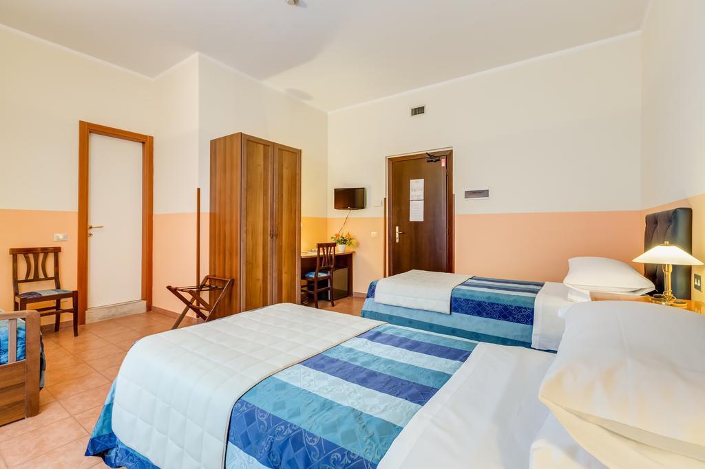 Domus Carmelitana Hotel Рим Екстериор снимка