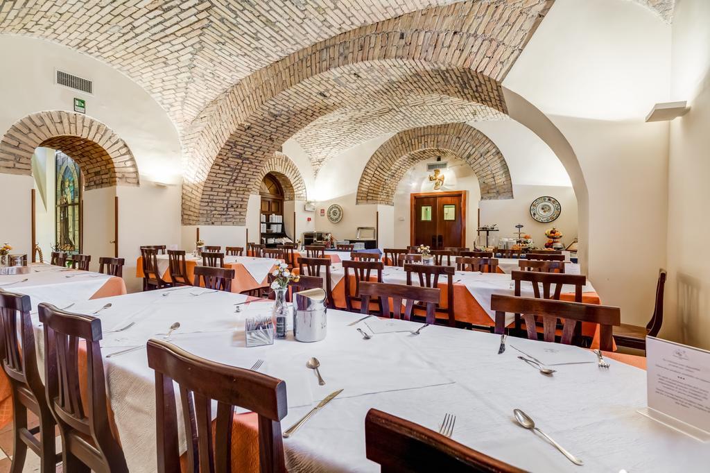 Domus Carmelitana Hotel Рим Екстериор снимка