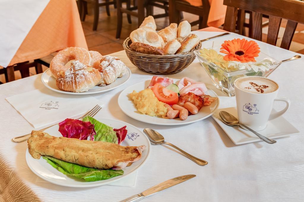 Domus Carmelitana Hotel Рим Екстериор снимка