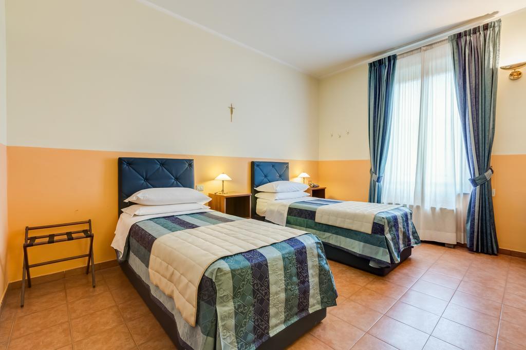 Domus Carmelitana Hotel Рим Екстериор снимка