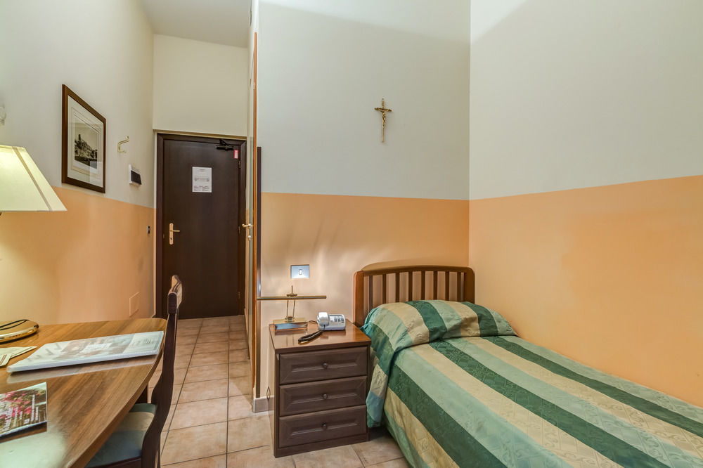 Domus Carmelitana Hotel Рим Екстериор снимка