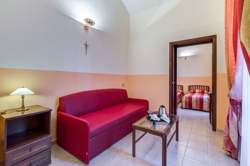 Domus Carmelitana Hotel Рим Екстериор снимка