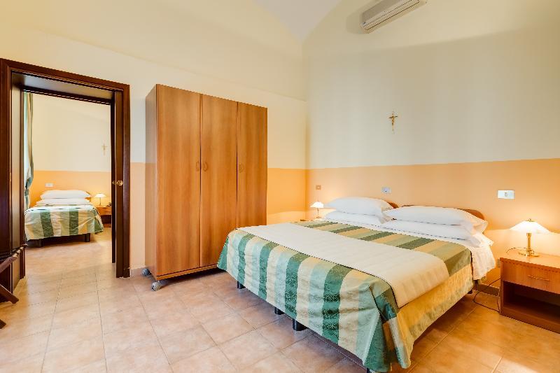 Domus Carmelitana Hotel Рим Екстериор снимка