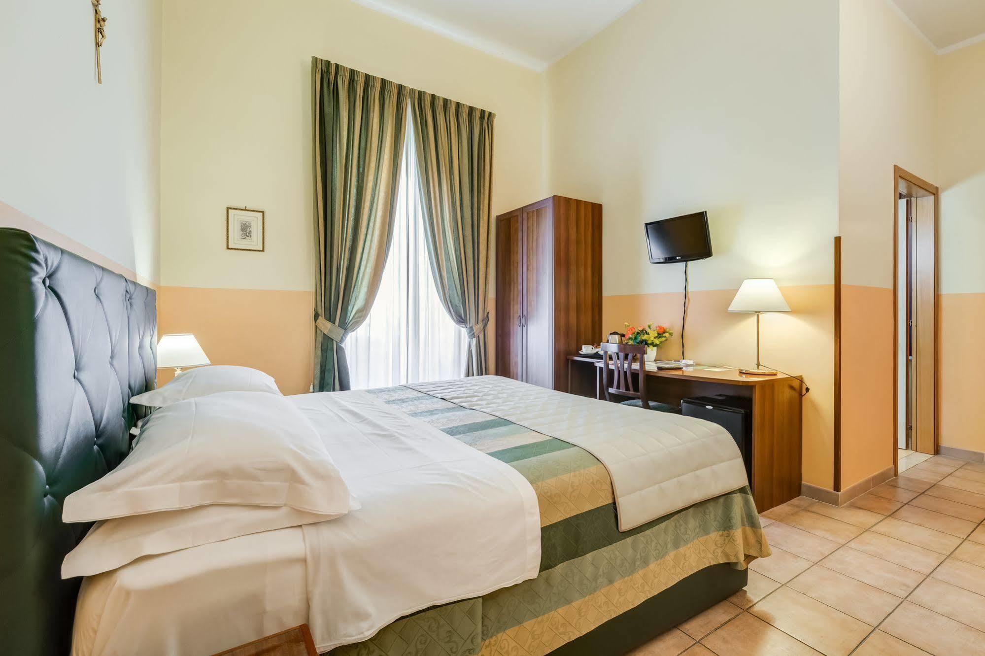 Domus Carmelitana Hotel Рим Екстериор снимка